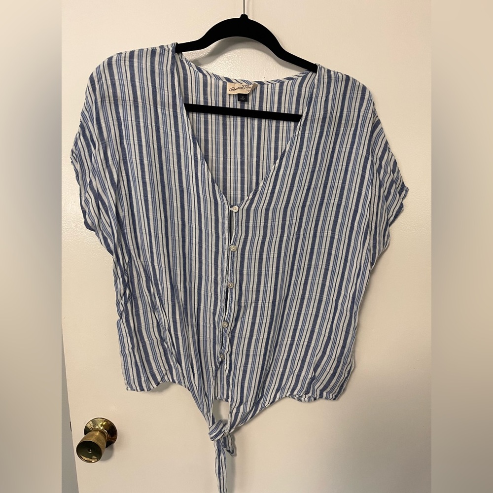 Universal Thread Women’s Blue and White Short Sleeved Casual Top M